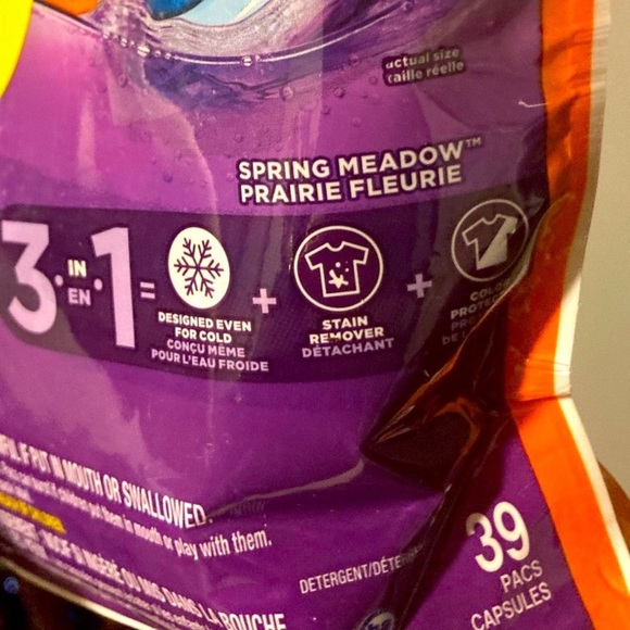 Tide Pods 2 pounds 3 in 1 Spring Meadow 39 loads 3 in 1 even in Cold Water - Picture 2 of 4